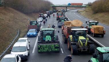 French farmers keep up roadblock protests, pressuring government