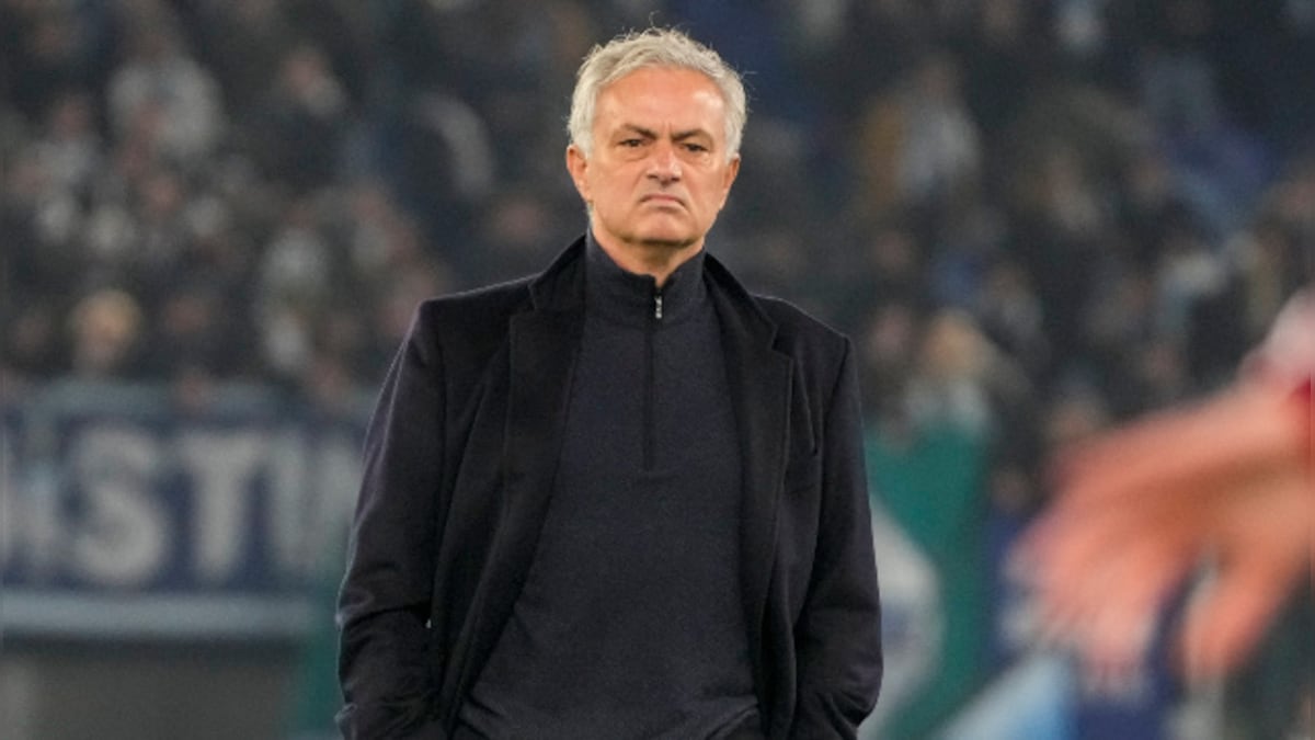 Jose Mourinho sacked by struggling AS Roma two days after AC Milan defeat; Daniele De Rossi named interim coach