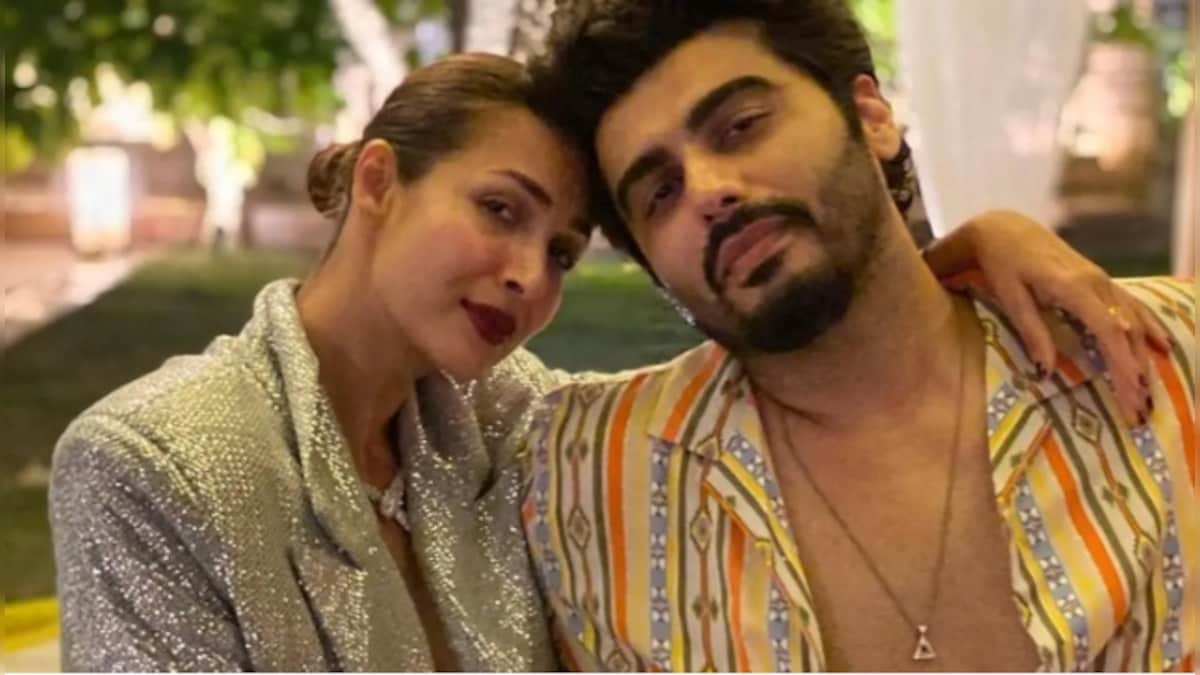 WATCH- Malaika Arora, Arjun Kapoor spotted together at Amrita Arora’s house amid breakup rumours