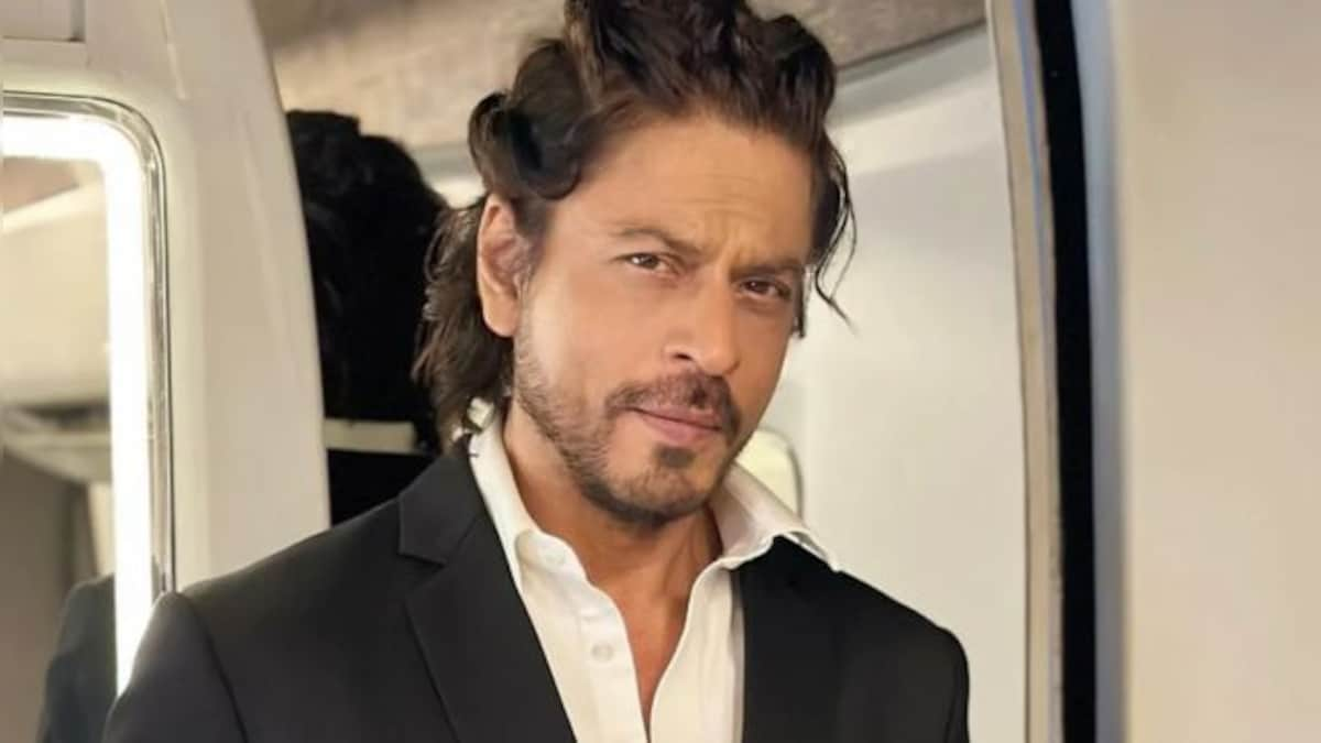 CNN-News18 Indian of the Year 2023: Shah Rukh Khan makes a stylish entry in black; WATCH inside video