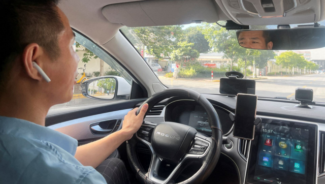 Taxi driver's integrity wins hearts in China as he returns $24,000 overpayment to drunk passenger Taxi driver's integrity wins hearts in China as he returns $24,000 overpayment to drunk passenger