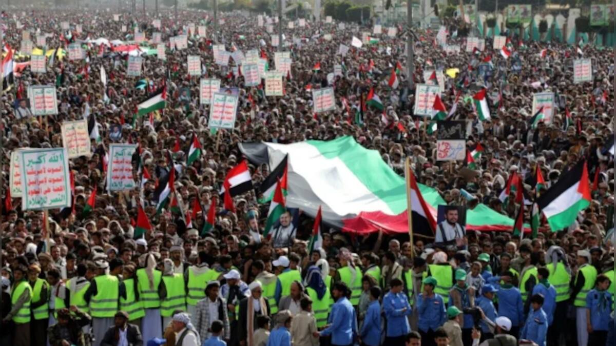 Houthis stage a large-scale protest in Yemen's capital in support of ...