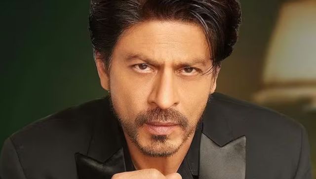 WATCH: Did an angry Shah Rukh Khan push away a fan trying to click his picture? Internet reacts WATCH: Did an angry Shah Rukh Khan push away a fan trying to click his picture? Internet reacts
