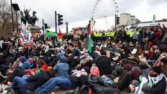 Pro-Palestinian protesters block bridge outside British parliament, demand immediate ceasefire