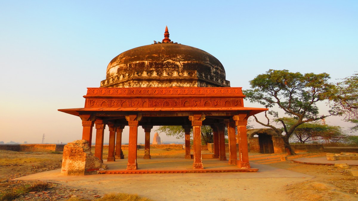 Structure atop the Barnawa mound Structure atop the Barnawa mound