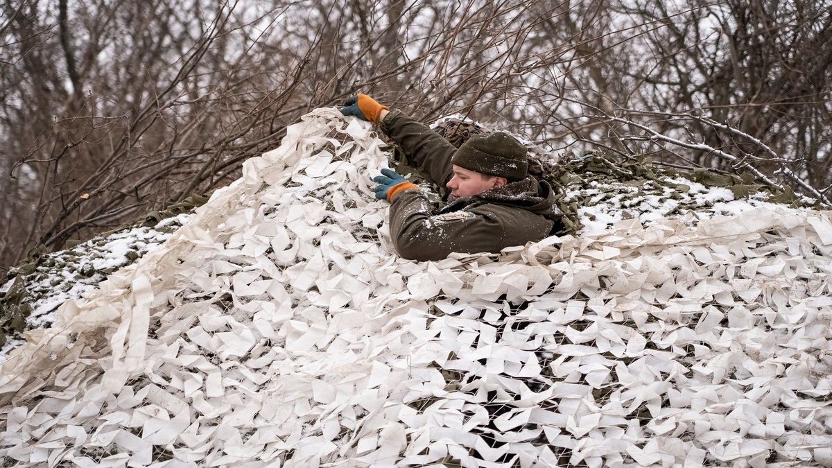 A Ukrainian serviceman of 93rd brigade camouflages a 2S1 Gvozdika self propelled howitzer at a front line, amid Russia's attack on Ukraine, near the town of Chasiv Yar in Donetsk region, Ukraine, 22 February 2024. Reuters File Photo A Ukrainian serviceman of 93rd brigade camouflages a 2S1 Gvozdika self propelled howitzer at a front line, amid Russia's attack on Ukraine, near the town of Chasiv Yar in Donetsk region, Ukraine, 22 February 2024. Reuters File Photo