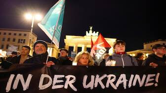 Protesters gather to demonstrate against the war in Ukraine. Source:
REUTERS