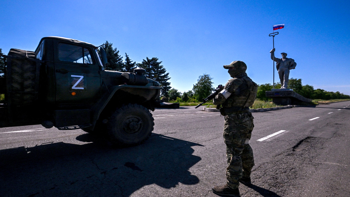 A russian serviceman stands guard next to monument to metallurgists with a Russian flag on the top, at the entrance of Mariupol on 12 June 2022. AFP File (Image used for representational purposes only) A russian serviceman stands guard next to monument to metallurgists with a Russian flag on the top, at the entrance of Mariupol on 12 June 2022. AFP File (Image used for representational purposes only)