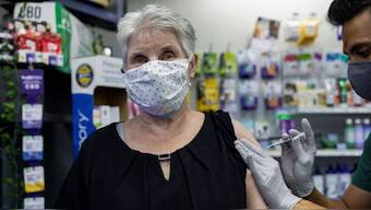 A woman receives Pfizer-BioNTech COVID-19 vaccine as a booster dose at Skippack Pharmacy in Schwenksville, Pennsylvania, US. FILE/REUTERS. 