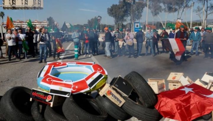 Spanish farmers blocked major highways for second day against EU policies