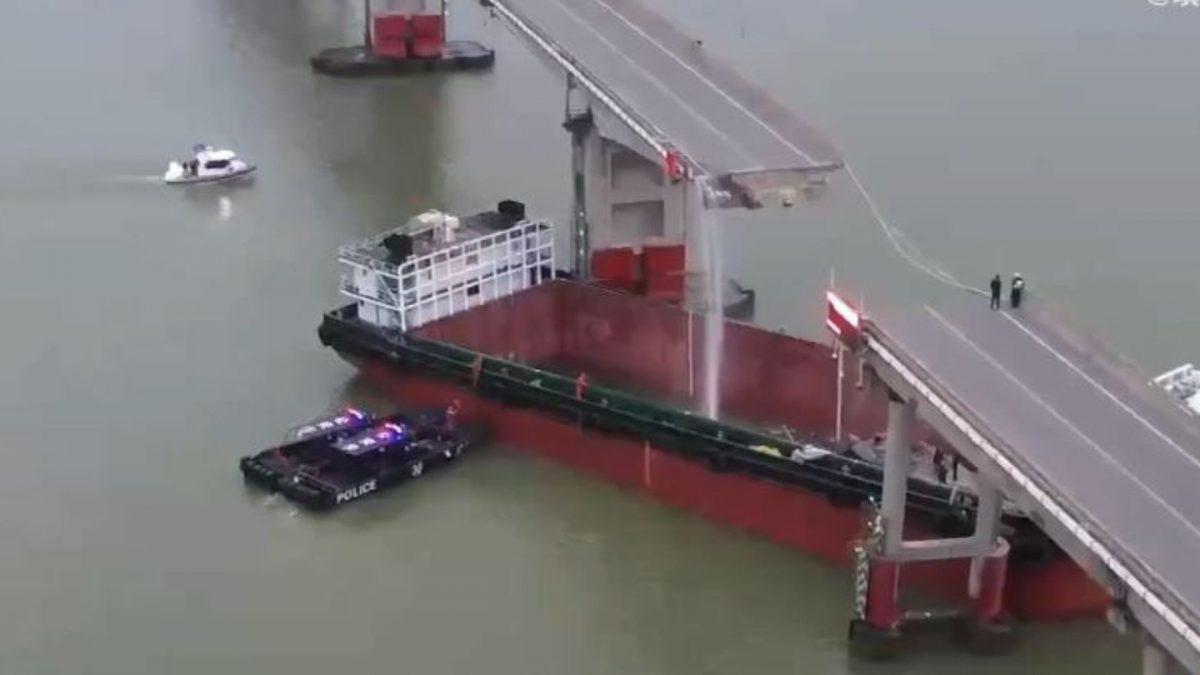 WATCH: 2 killed as cargo ship rams bridge in China's Guangzhou, sending vehicles into water WATCH: 2 killed as cargo ship rams bridge in China's Guangzhou, sending vehicles into water