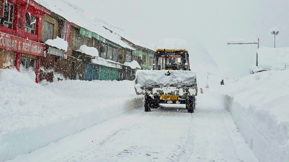 The Weather Report: Snowfall in India's Himalayan ridges; South India experiences summer The Weather Report: Snowfall in India's Himalayan ridges; South India experiences summer