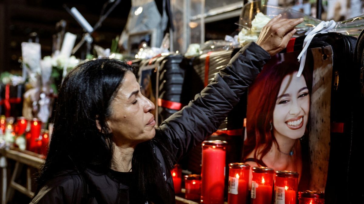 Greeks strike to mark train crash anniversary, protest low wages Greeks strike to mark train crash anniversary, protest low wages