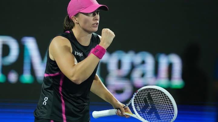 Iga Swiatek slips past Sloane Stephens as Aryna Sabalenka crashes out in Dubai