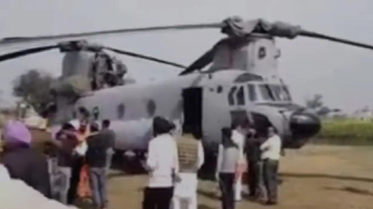 Punjab: IAF's Chinook helicopter makes emergency landing in Barnala Punjab: IAF's Chinook helicopter makes emergency landing in Barnala