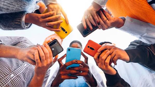India's smartphone shipments grew by 25 per cent YoY in Oct-Dec 2023, led by Xiaomi, Vivo