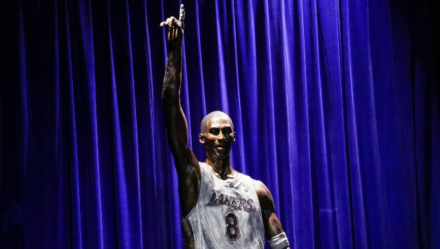Kobe Bryant immortalized with a 19-foot bronze statue outside the Lakers' downtown arena Kobe Bryant immortalized with a 19-foot bronze statue outside the Lakers' downtown arena