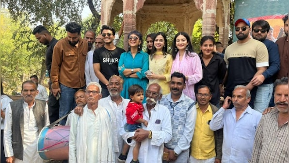 The team of Laapataa Ladies is welcomed by the people of Sehore with a local band at the special premiere in Bhopal!