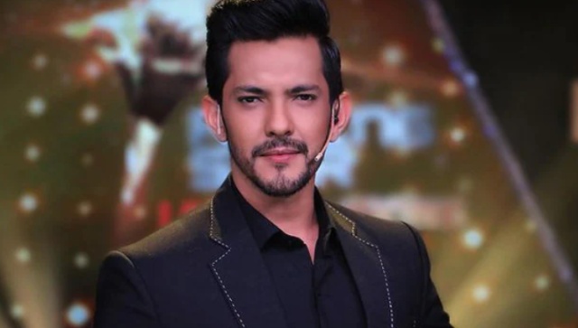Aditya Narayan hits fan, snatches his phone and throws it away during live concert; Internet calls him out Aditya Narayan hits fan, snatches his phone and throws it away during live concert; Internet calls him out