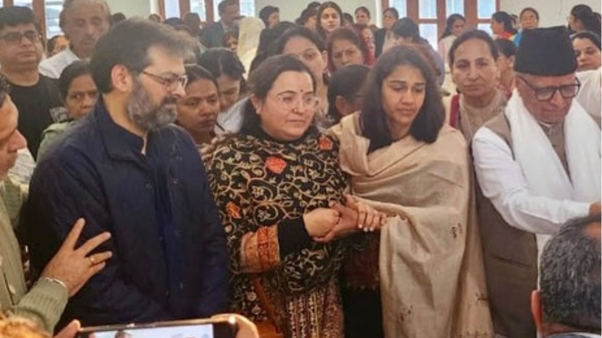 Suhani Bhatnagar passes away: Babita Phogat meets late Dangal actor's late parents at their residence, offers condolences Suhani Bhatnagar passes away: Babita Phogat meets late Dangal actor's late parents at their residence, offers condolences