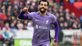 European football roundup: Salah scores on return, Man City held, Lewandowski snatches late Barca win