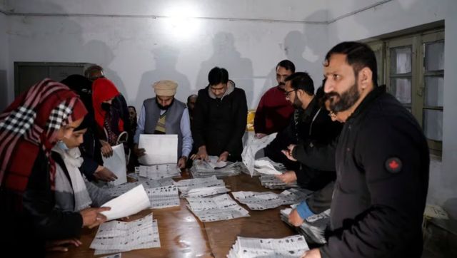 Pakistan Elections 2024: Early results show Nawaz Sharif has the edge, Imran Khan's PTI in second place Pakistan Elections 2024: Early results show Nawaz Sharif has the edge, Imran Khan's PTI in second place