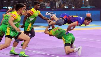 Patna Pirates defeated Dabang Delhi 37-35 to qualify for the PKL 2023-24 semi-finals. Image: PKL media 