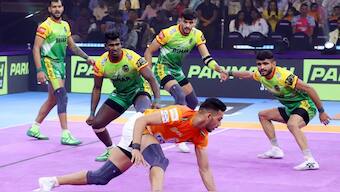 It was a close start to Semi-Final 1 as both Puneri Paltan and Patna Pirates exchanged early blows to keep the fans on the edge of their seats. Image: PKL media 