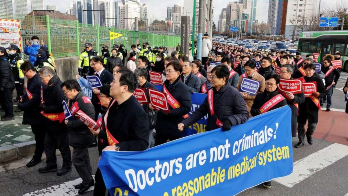 South Korea trainee doctors defy govt's warning, stay away from duty on deadline day South Korea trainee doctors defy govt's warning, stay away from duty on deadline day