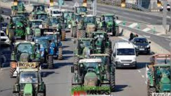 Spain: Tractors choke city streets as farmers protest EU policy