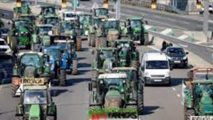 Spain: Tractors choke city streets as farmers protest EU policy