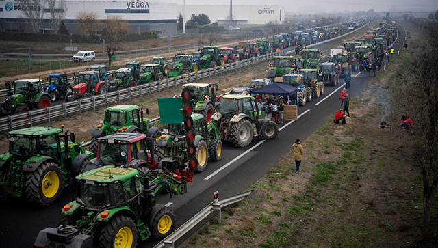 Vantage | What links Europe's farmer protests to those India saw? Vantage | What links Europe's farmer protests to those India saw?