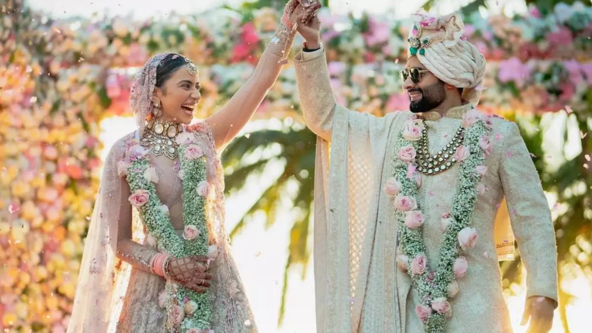 WATCH: Rakul Preet Singh-Jackky Bhagnani tie the knot; Mrunal Thakur, Kartik Aaryan, Ajay Devgn congratulate the couple WATCH: Rakul Preet Singh-Jackky Bhagnani tie the knot; Mrunal Thakur, Kartik Aaryan, Ajay Devgn congratulate the couple