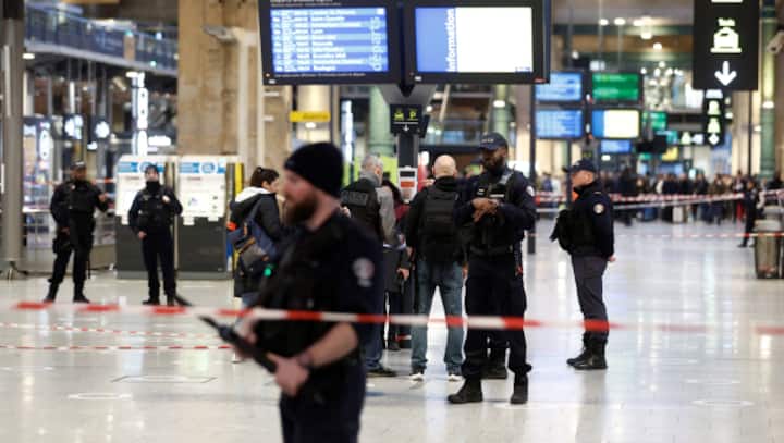 3 injured in knife attack at train station in Paris