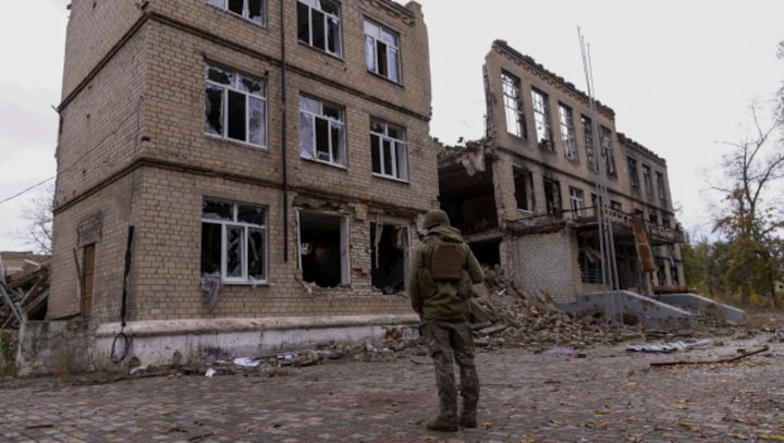 Ukrainian forces retreat from Avdiivka amid growing Russian threat