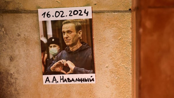 Alexei Navalny's body to be held for 2 weeks for 'chemical analysis,' Russian authorities inform family