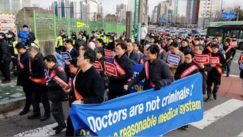 South Korean doctors march to protest against the government medical policy in front of the Presidential office in Seoul, South Korea, February 25, 2024. REUTERS/Kim Soo-Hyeon 