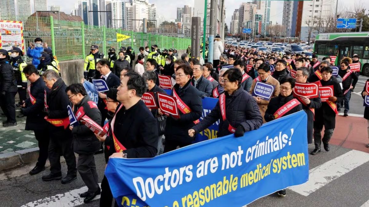 South Korean doctors march to protest against the government medical policy in front of the Presidential office in Seoul, South Korea, February 25, 2024. REUTERS/Kim Soo-Hyeon South Korean doctors march to protest against the government medical policy in front of the Presidential office in Seoul, South Korea, February 25, 2024. REUTERS/Kim Soo-Hyeon