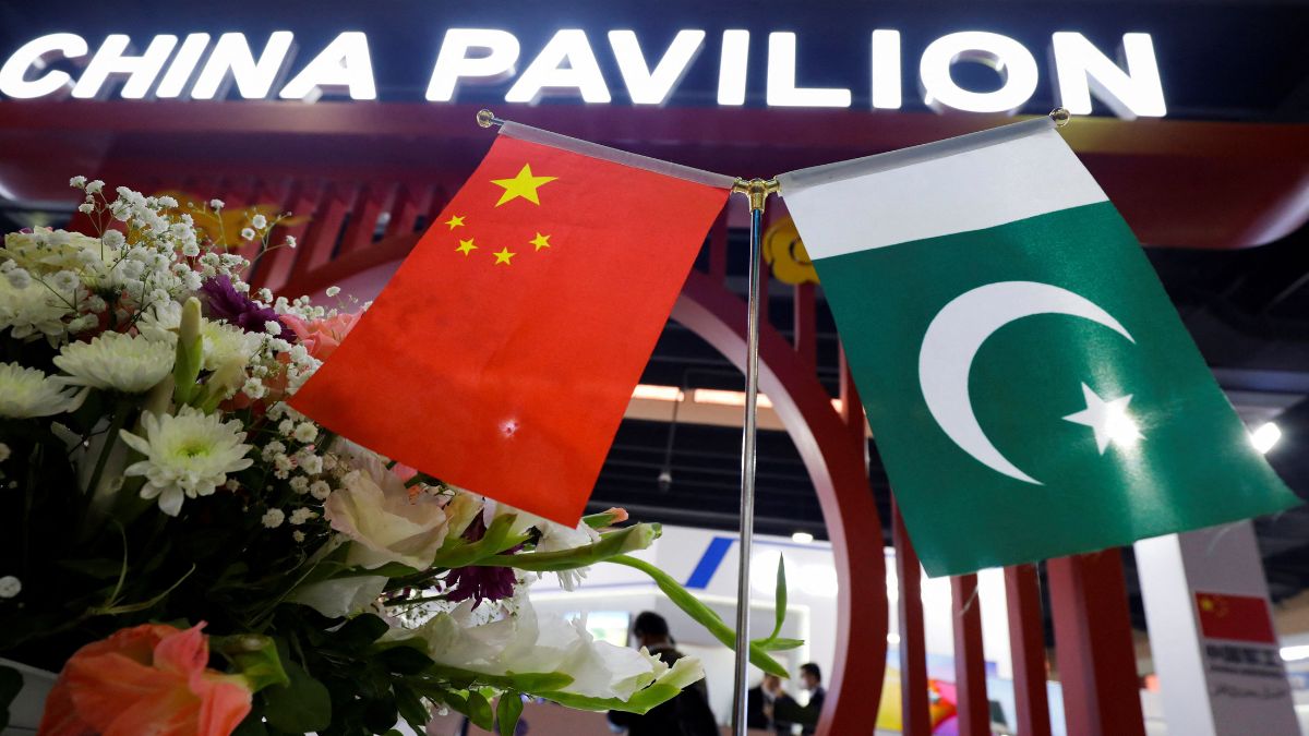 China rolls over $2 billion loan to Pakistan, extends repayment period by 1 year China rolls over $2 billion loan to Pakistan, extends repayment period by 1 year