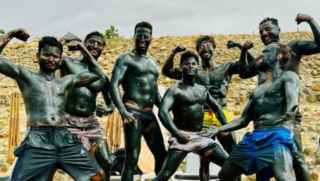 Bade Miyan Chote Miyan: Akshay Kumar announces schedule wrap by applying mud on his body, fans call him 'Real Khiladi' Bade Miyan Chote Miyan: Akshay Kumar announces schedule wrap by applying mud on his body, fans call him 'Real Khiladi'