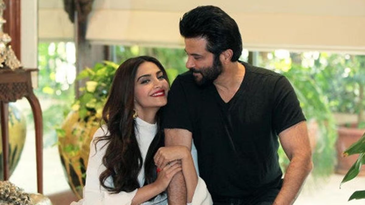Sonam Kapoor on secret behind father Anil Kapoor's looks: 'He doesn't drink, smoke or...' Sonam Kapoor on secret behind father Anil Kapoor's looks: 'He doesn't drink, smoke or...'