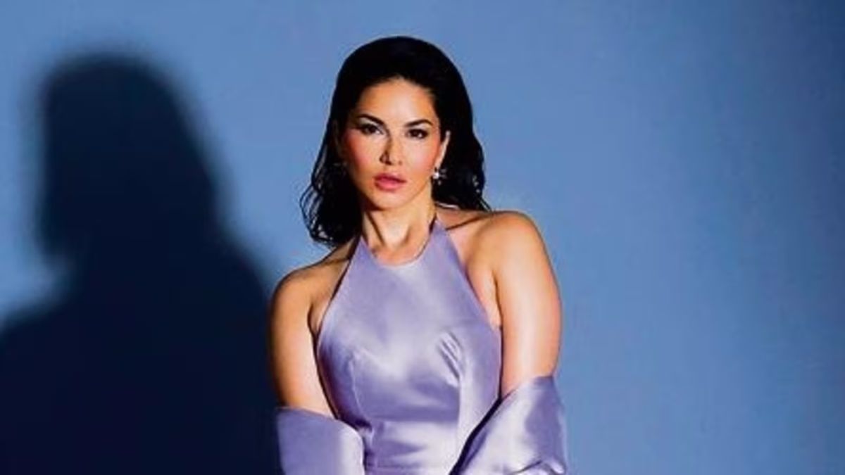 WATCH: Sunny Leone's photo in Uttar Pradesh Police Constable Recruitment Exam goes viral WATCH: Sunny Leone's photo in Uttar Pradesh Police Constable Recruitment Exam goes viral