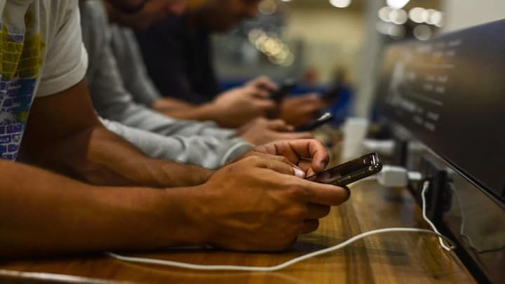 Is charging phones using public ports safe? The RBI warns about juice jacking