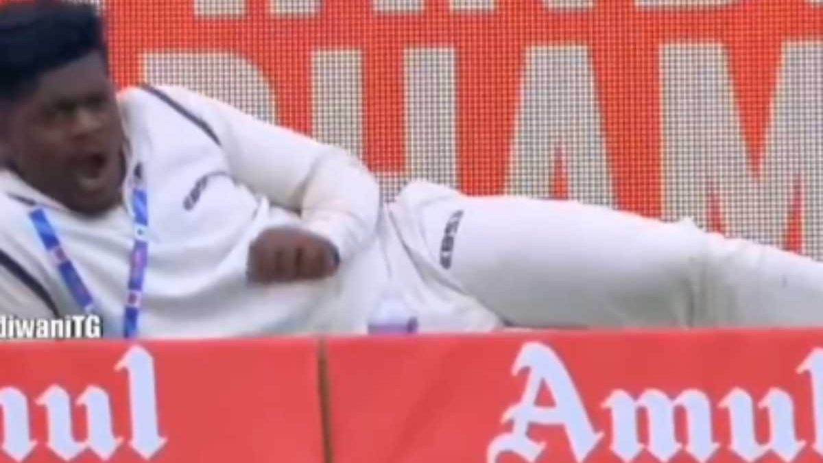 Ravi Shastri issues ‘wake up’ message as ball boy caught napping during India vs England 4th Test Ravi Shastri issues ‘wake up’ message as ball boy caught napping during India vs England 4th Test