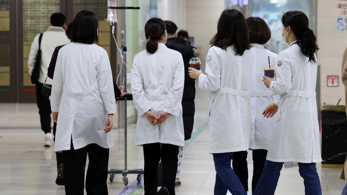 Why are South Korea's trainee doctors resigning en masse? Why are South Korea's trainee doctors resigning en masse?