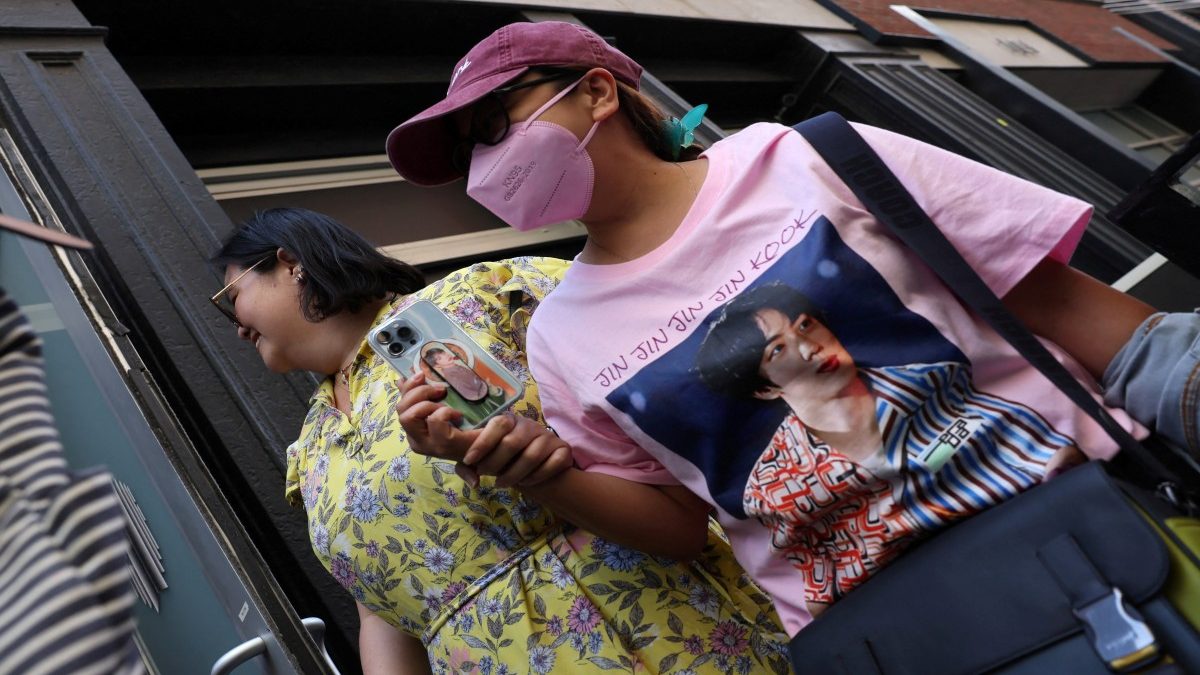 Fans of the South Korean boy band BTS rush to enter a pop-up shop selling BTS merchandise, New York, US, June 10, 2022. REUTERS/Mike Segar Fans of the South Korean boy band BTS rush to enter a pop-up shop selling BTS merchandise, New York, US, June 10, 2022. REUTERS/Mike Segar