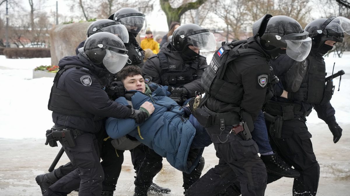 Police detain a man trying to lay flowers to honour Alexei Navalny at a monument in St. Petersburg, Russia, to victims of Soviet repression. File image/AP Police detain a man trying to lay flowers to honour Alexei Navalny at a monument in St. Petersburg, Russia, to victims of Soviet repression. File image/AP