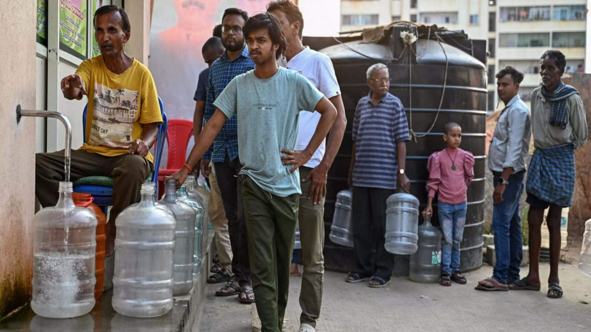 People stand in a queue with water cans to collect drinking water amid the ongoing water crisis in Bengaluru. AFP. People stand in a queue with water cans to collect drinking water amid the ongoing water crisis in Bengaluru. AFP.