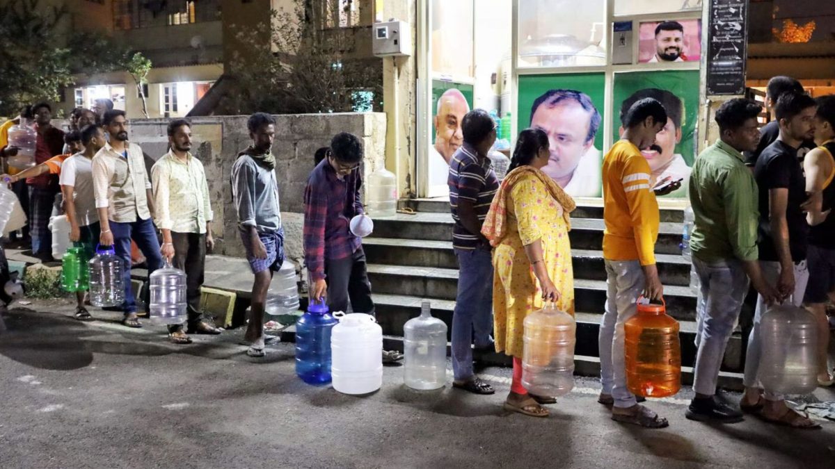 Bengaluru water crisis forces hospitals to pay Rs 35,000 daily; IT employees skip work to fill buckets Bengaluru water crisis forces hospitals to pay Rs 35,000 daily; IT employees skip work to fill buckets
