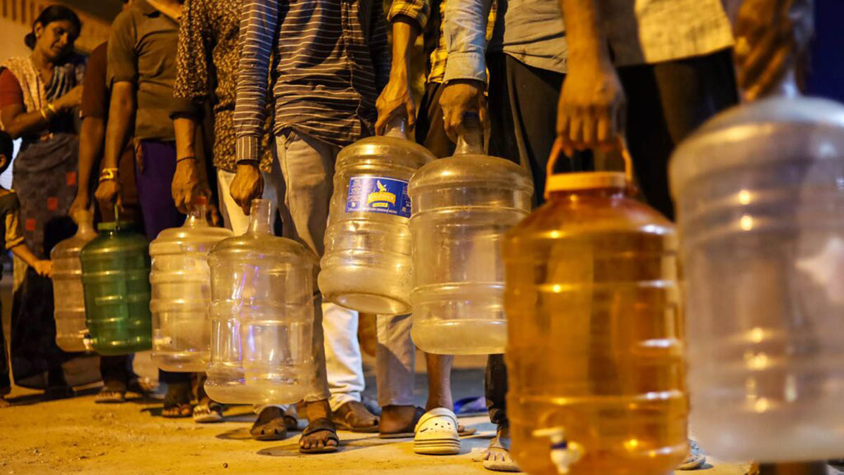 People wait in a queue to collect drinking water amid the ongoing water crisis in Bengaluru on 15 March, 2024. PTI People wait in a queue to collect drinking water amid the ongoing water crisis in Bengaluru on 15 March, 2024. PTI